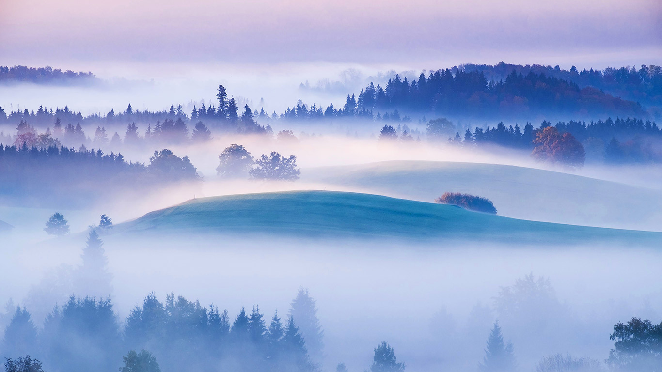 艾德林根高地上的晨雾，普法芬温克尔，巴伐利亚，德国 (© WestEnd61/REX/Shutterstock)(Bing China)