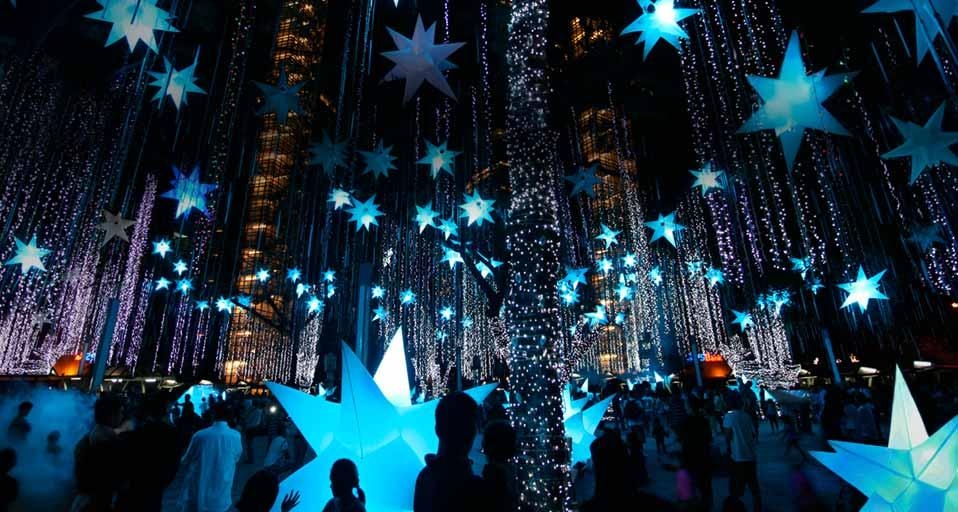 菲律宾吕宋岛，马卡蒂市的节日彩灯 (© Per-Andre Hoffmann/Aurora Photos) &copy; (Bing China)