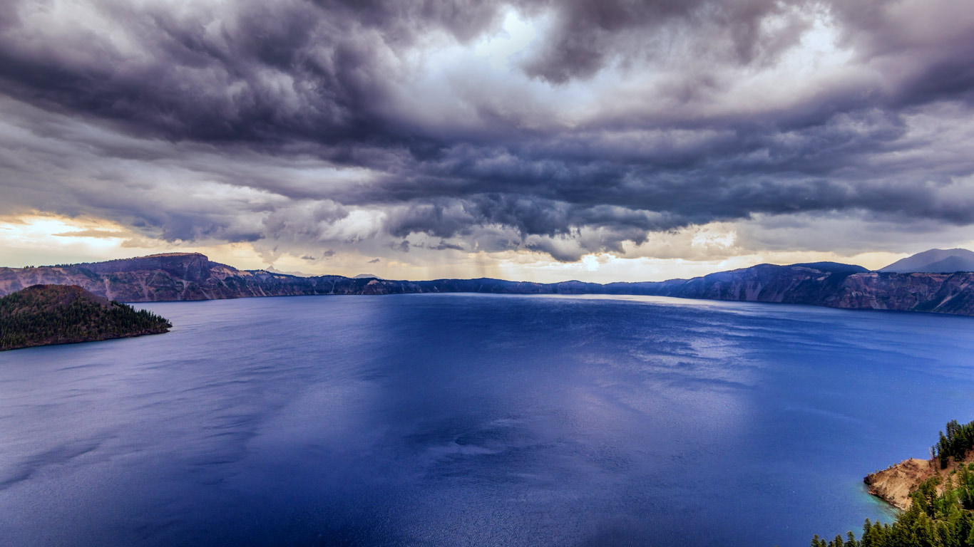 火山口湖国家公园上方的乌云，美国俄勒冈州 (© Joseph Giacalone/SuperStock)(Bing China)