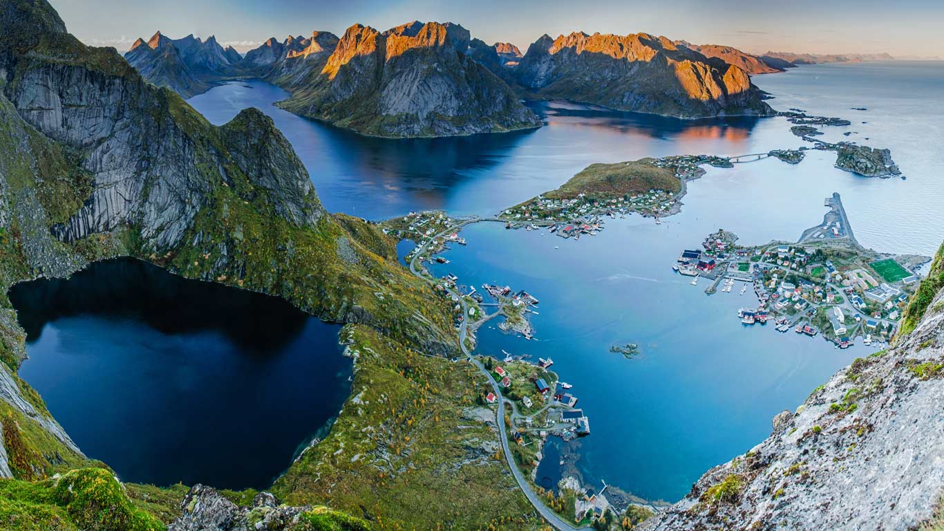 莫斯克内斯岛雷讷村雷纳布林根山岭的景观，挪威 (© David Varga/Shutterstock)(Bing China)