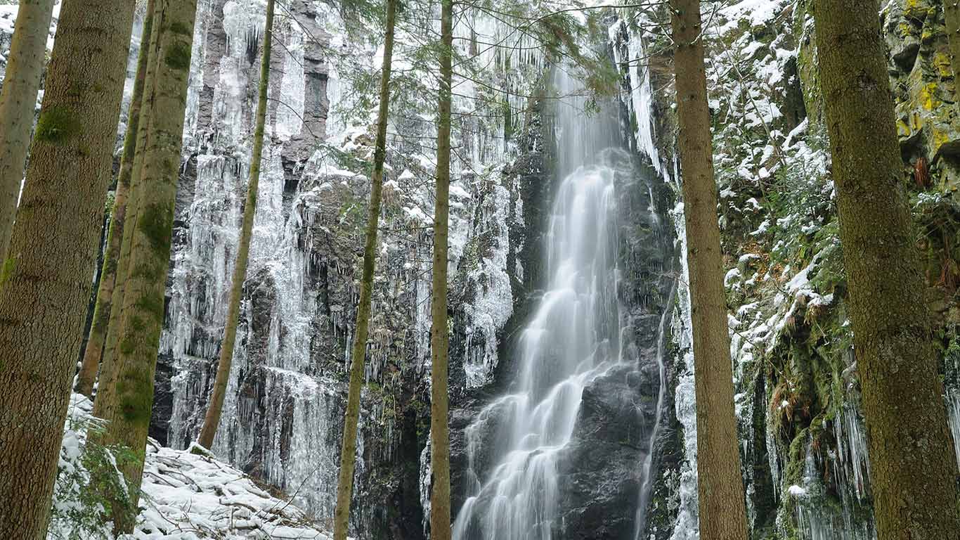 Der Burgbachwasserfall nahe Bad Rippoldsau-Schapbach im Winter, Baden-Württemberg, Deutschland (© Bildagentur Zoonar GmbH/Shutterstock)(Bing Deutschland)