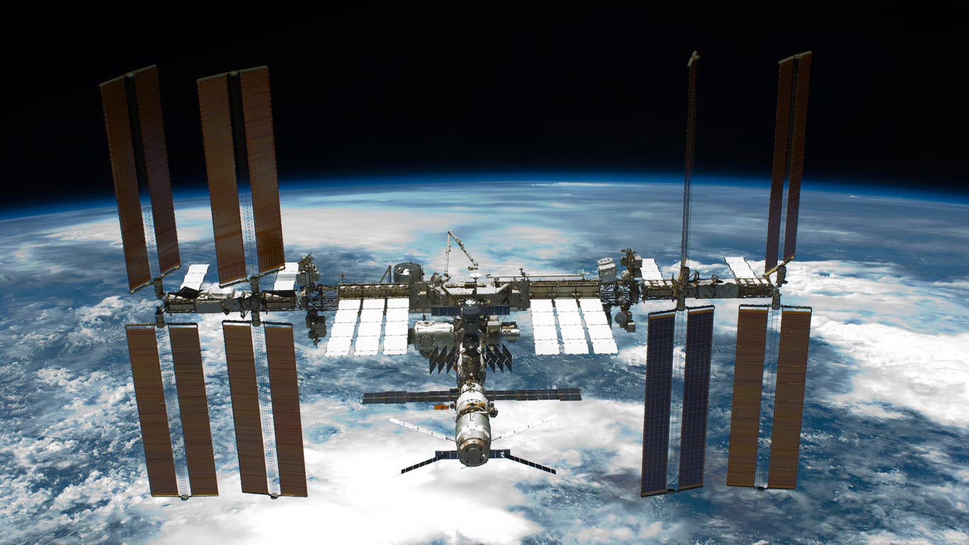 The International Space Station seen from Space Shuttle Endeavour (© NASA/Alamy)(Bing Canada)