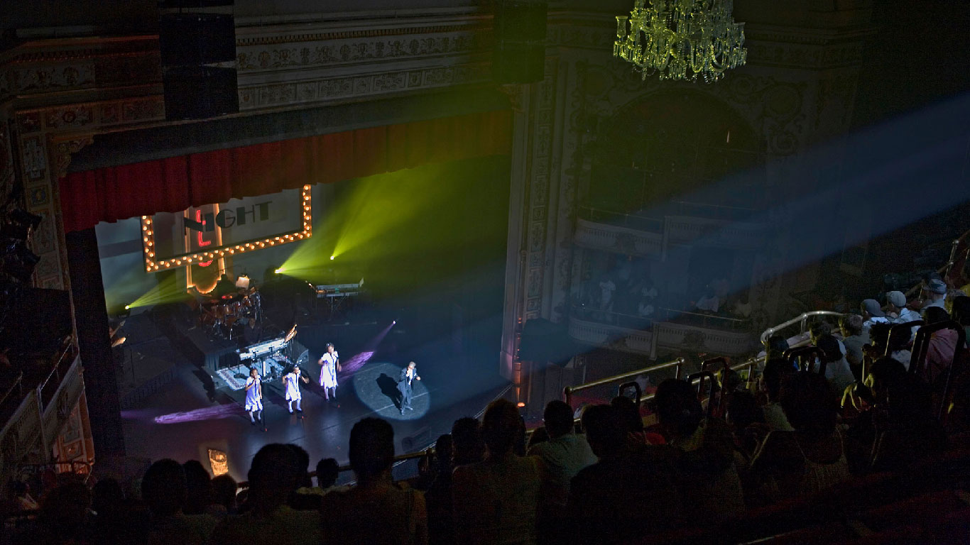 Amateur Night at the Apollo Theater in Harlem, New York City (© Lucas Vallecillos/Alamy)(Bing United States)
