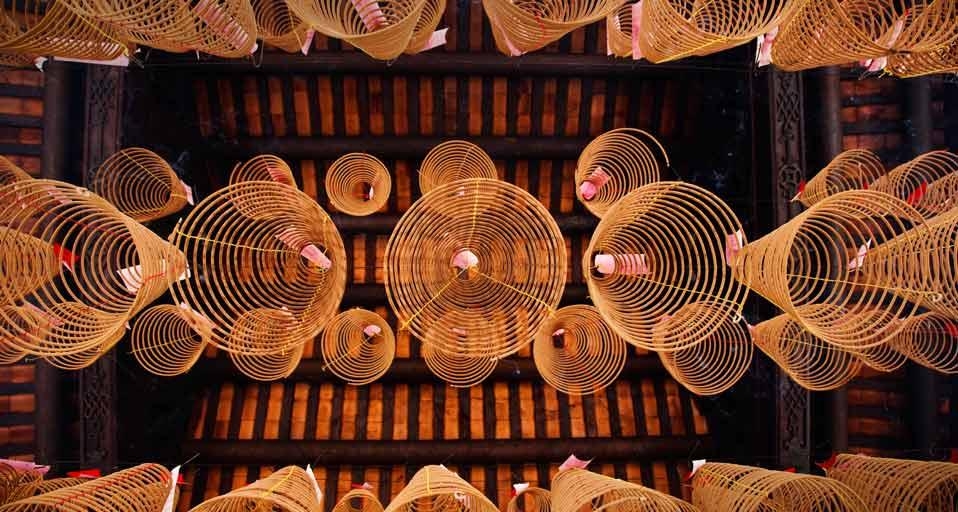 越南胡志明市天后宫，挂在天花板上的塔香 (© Kimberley Coole/Lonely Planet Images/Getty Images) &copy; (Bing China)