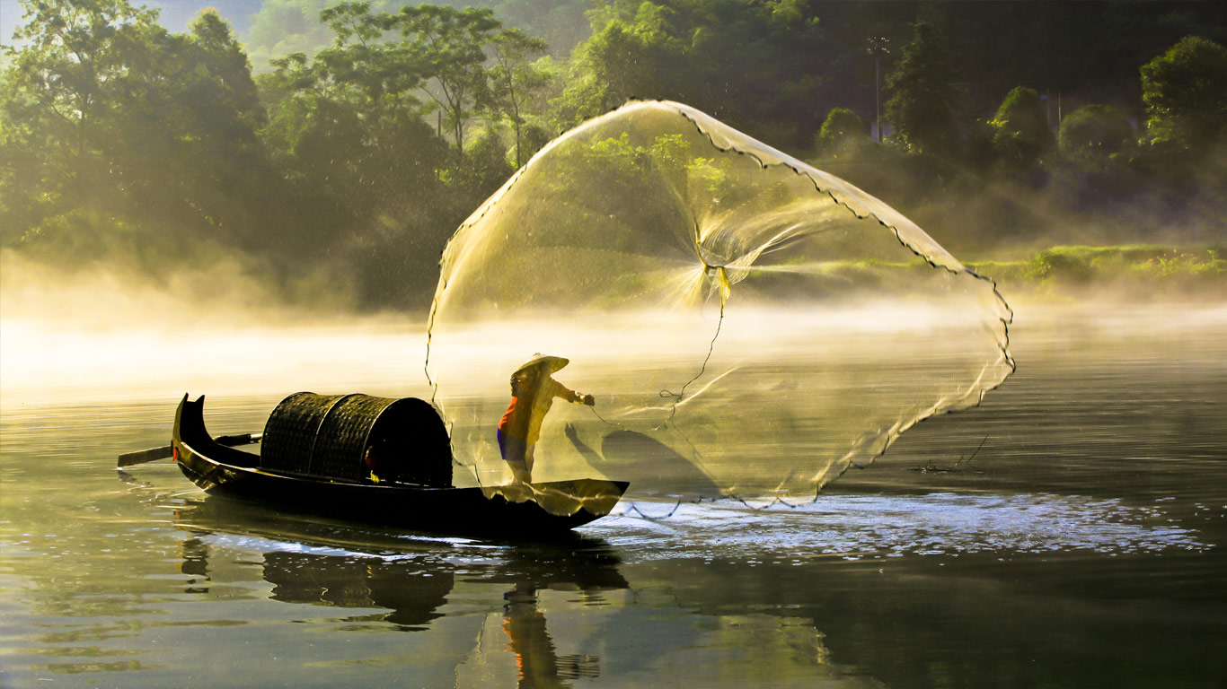 小东江的捕鱼人 (© Sino Images/Getty Images)(Bing China)