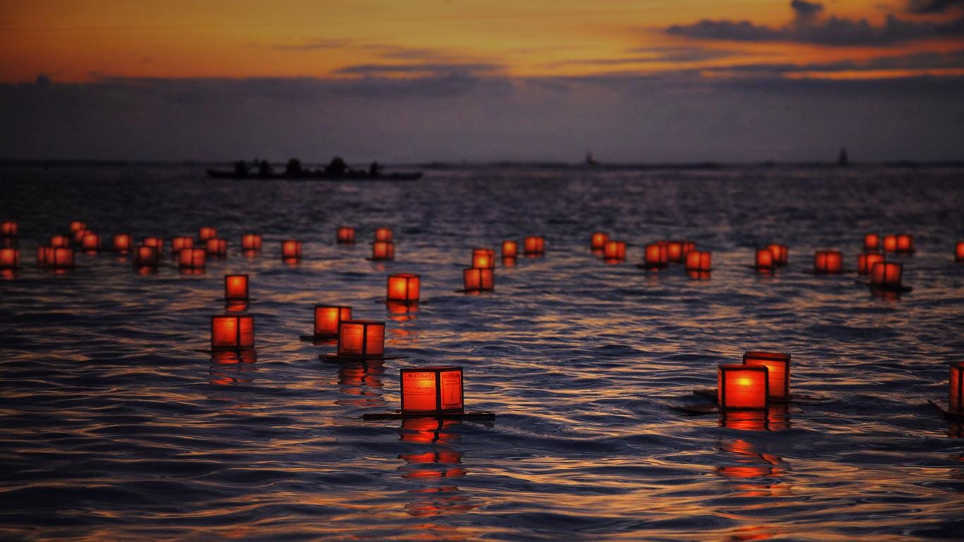 通过散放水上浮灯，为因灾难而丧生的人们祈祷 (© Brandon Tabiolo/Pacific Stock/Photolibrary)(Bing China)
