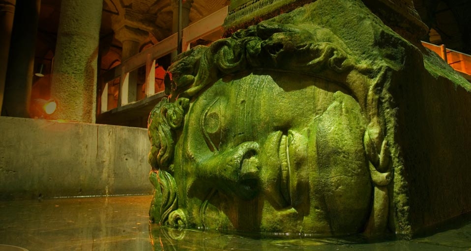 土耳其伊斯坦布尔地下宫殿柱子下的美杜莎石像 -- David Sutherland/Corbis &copy; (Bing China)