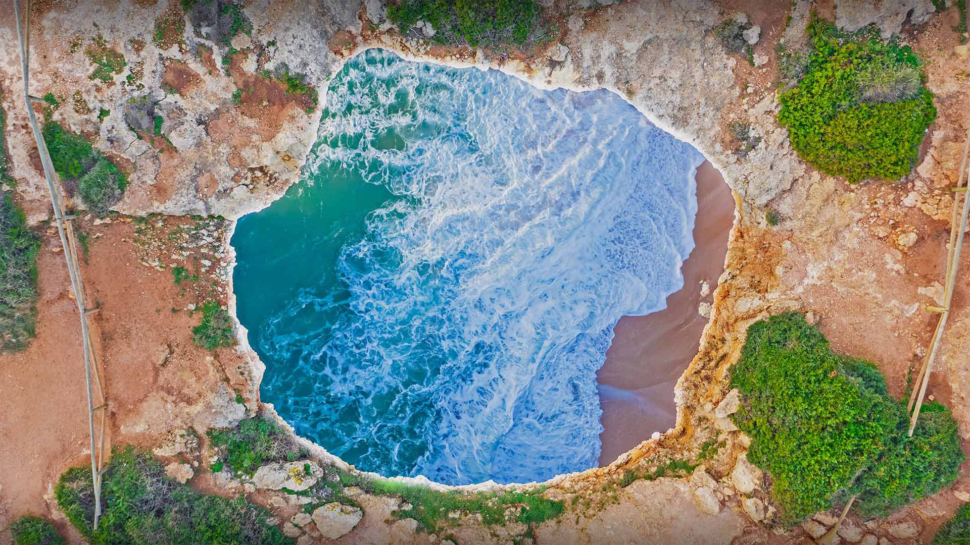 贝纳吉尔洞穴，葡萄牙阿尔加维 (© Michael Malorny/Offset by Shutterstock)(Bing China)