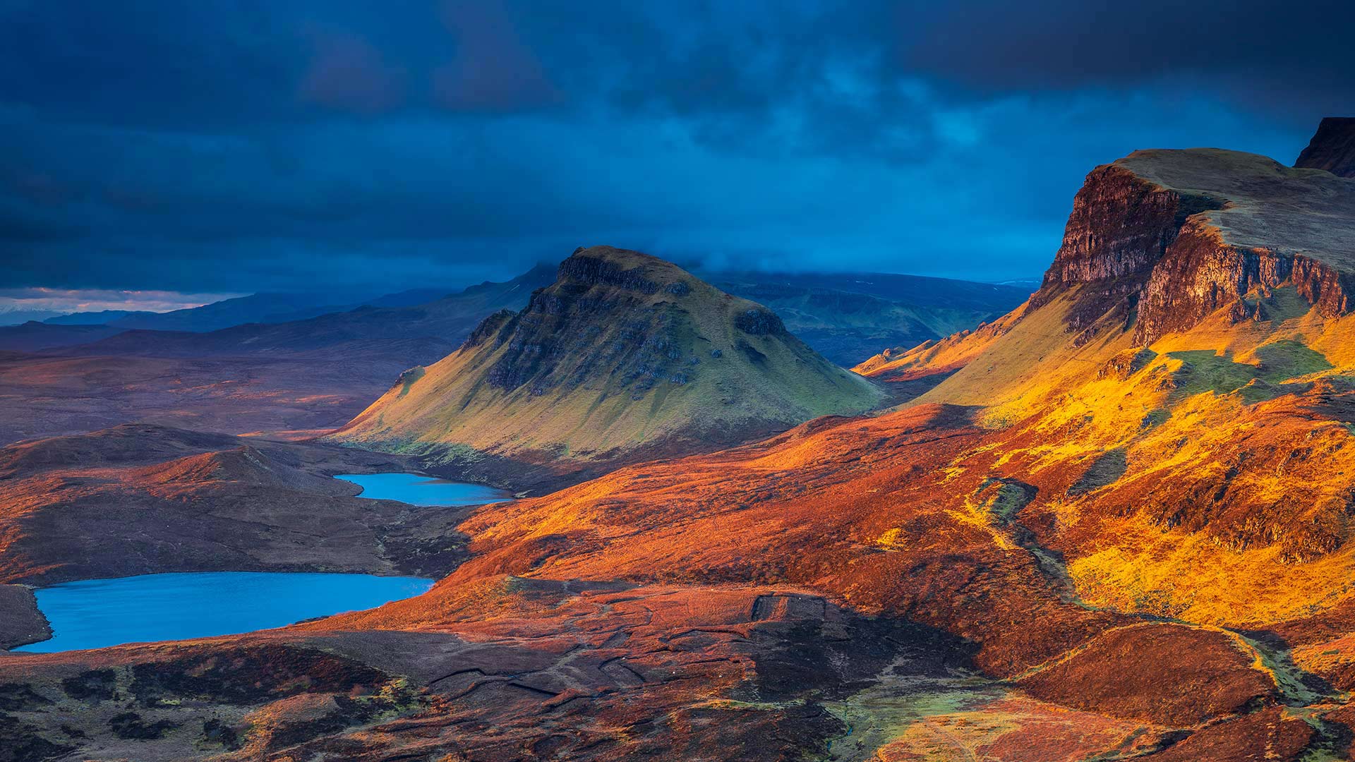 从奎雷英山口看到的 Leum na Luirginn湖和Cleat湖，英国斯凯岛 (© Sebastian Wasek/Sime/eStock Photo)(Bing China)