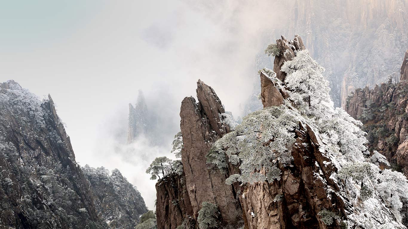 [今日小寒]中国，安徽，晨雾中的黄山 (© KingWu/iStock/Getty Images)(Bing China)