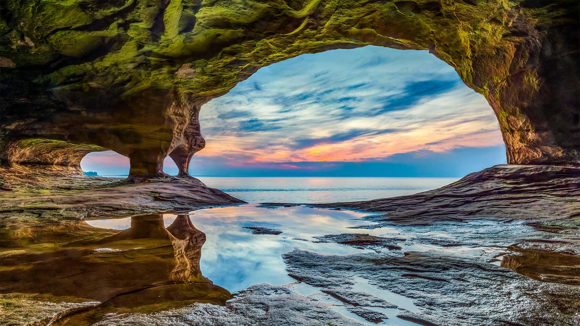 彩岩国家湖滨区的岩洞，密歇根 (© Kenneth Keifer/Getty Images)(Bing China)