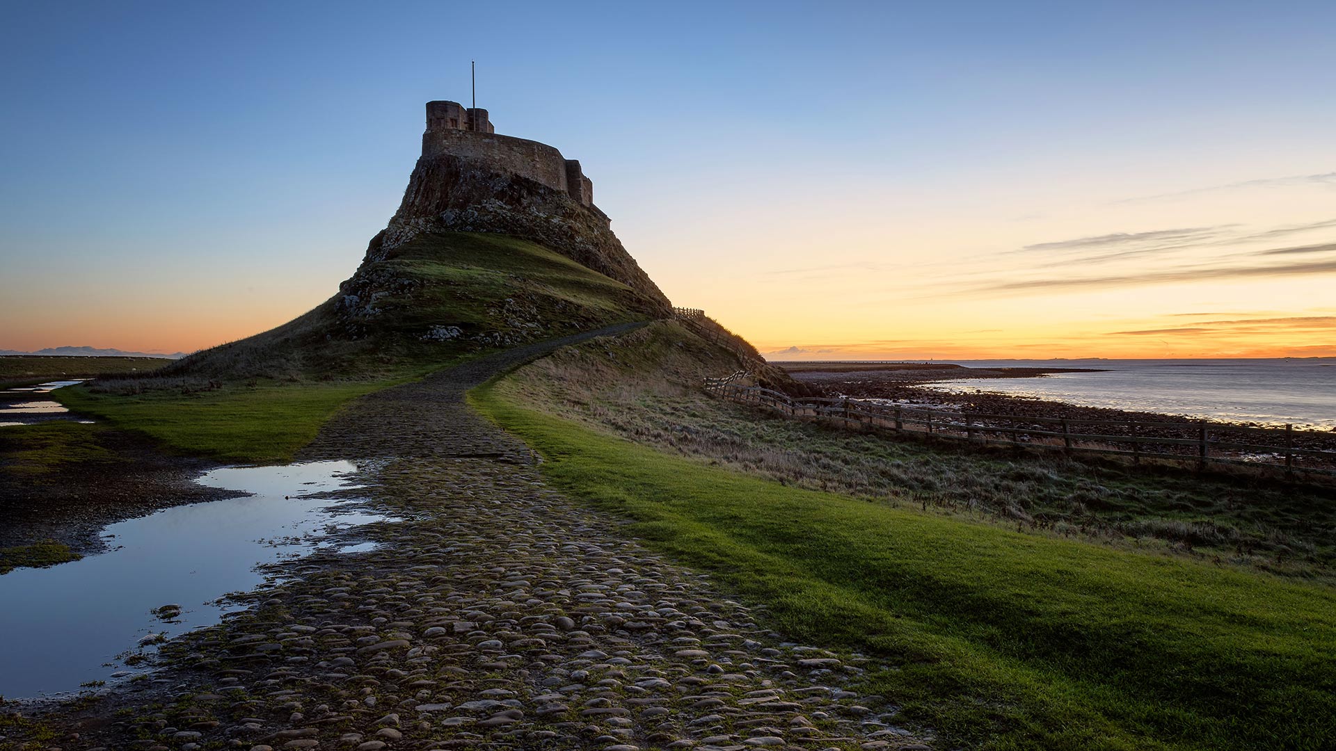 Lindisfarne Castle at dawn, Northumberland (© Karen Deakin/Getty Images)(Bing United Kingdom)