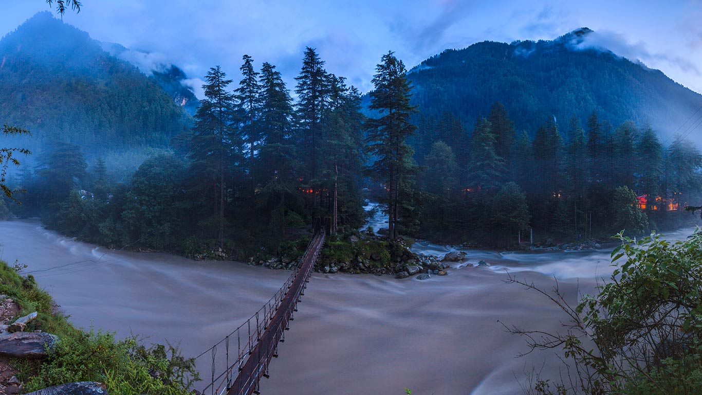 印度喜马偕尔邦，位于卡索尔的帕尔瓦蒂河 (© SIME/eStock Photo)(Bing China)