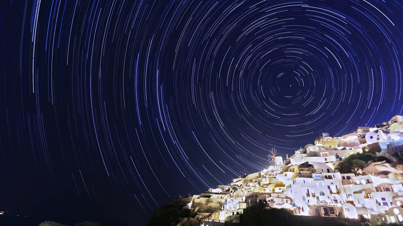 希腊圣托里尼岛伊亚镇的星空(@Hongyi Jiang/Photo contest of Qyer)(Bing China)