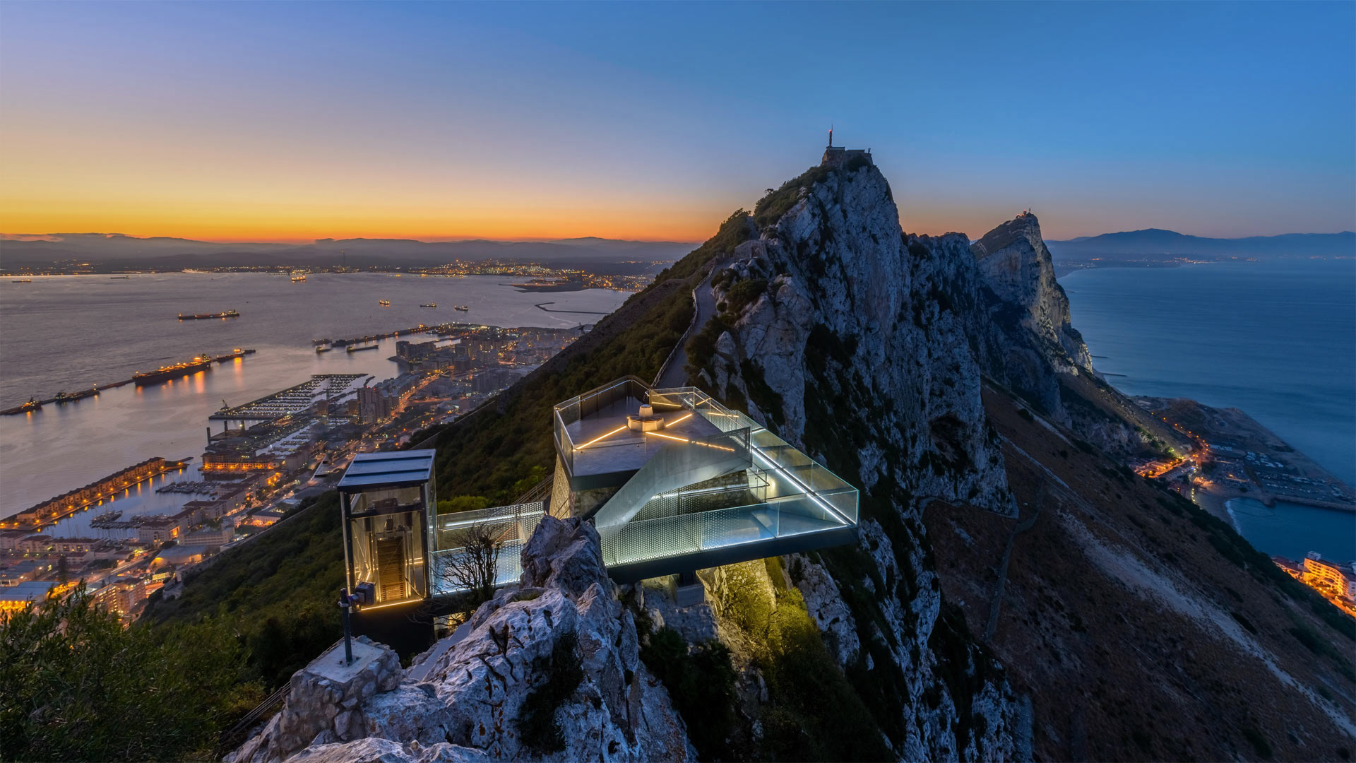直布罗陀巨岩上的人行天桥 (© Stephen Ball/Alamy)(Bing China)