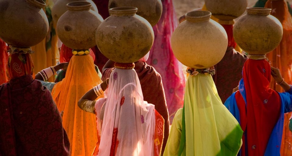 头顶陶罐的印度妇女 -- Eric Meola/Getty Images &copy; (Bing China)