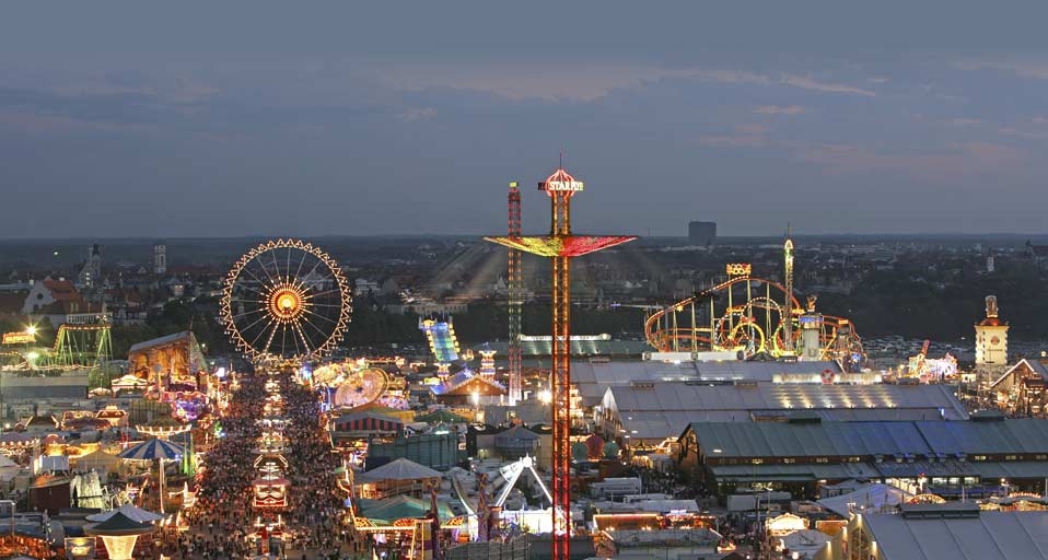 Oktoberfest auf der Theresienwiese in München -- Peter Widmann/imagebroker.net/Photolibrary &copy; (Bing Germany)