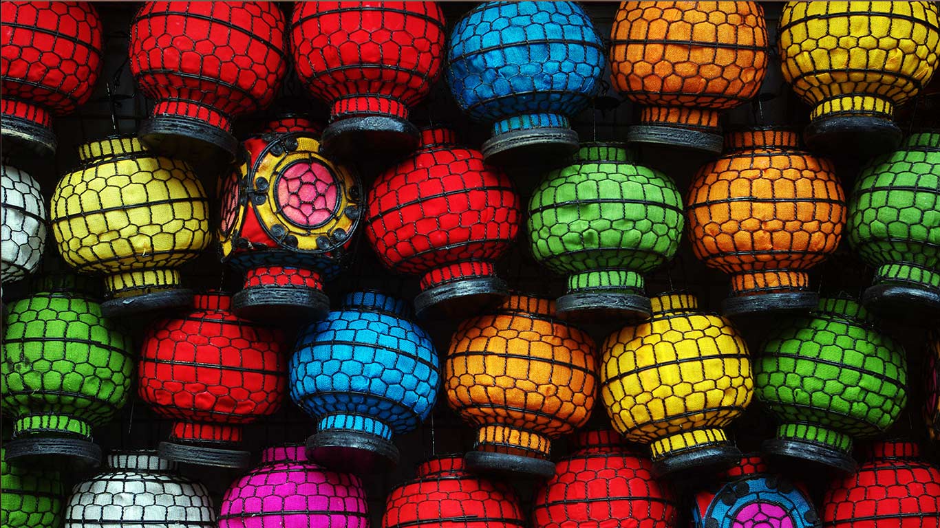 北京潘家园集市上琳琅满目的花灯 (© Adrienne Bresnahan/Getty Images)(Bing China)