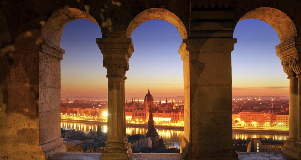 Blick von der Fischerbastei auf das ungarische Parlamentsgebäude in Budapest – SIME/eStock Photo &copy; (Bing Germany)