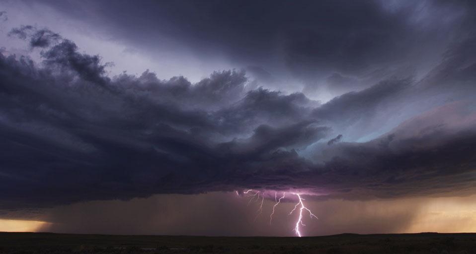 蒙大拿州草原的雷雨 (© Artbeats) &copy; (Bing China)
