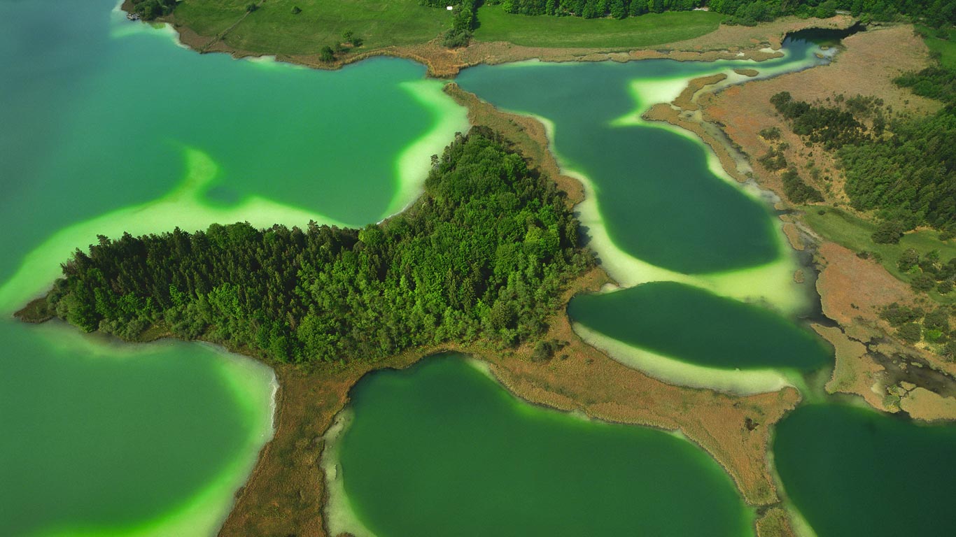 上巴伐利亚的Osterseen水域，德国 (© Florian Werner/Alamy)(Bing China)