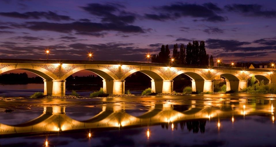 Bridge over the Loire River at Amboise, France (© ESCUDERO Patrick/Hemis/Corbis) &copy; (Bing Canada)