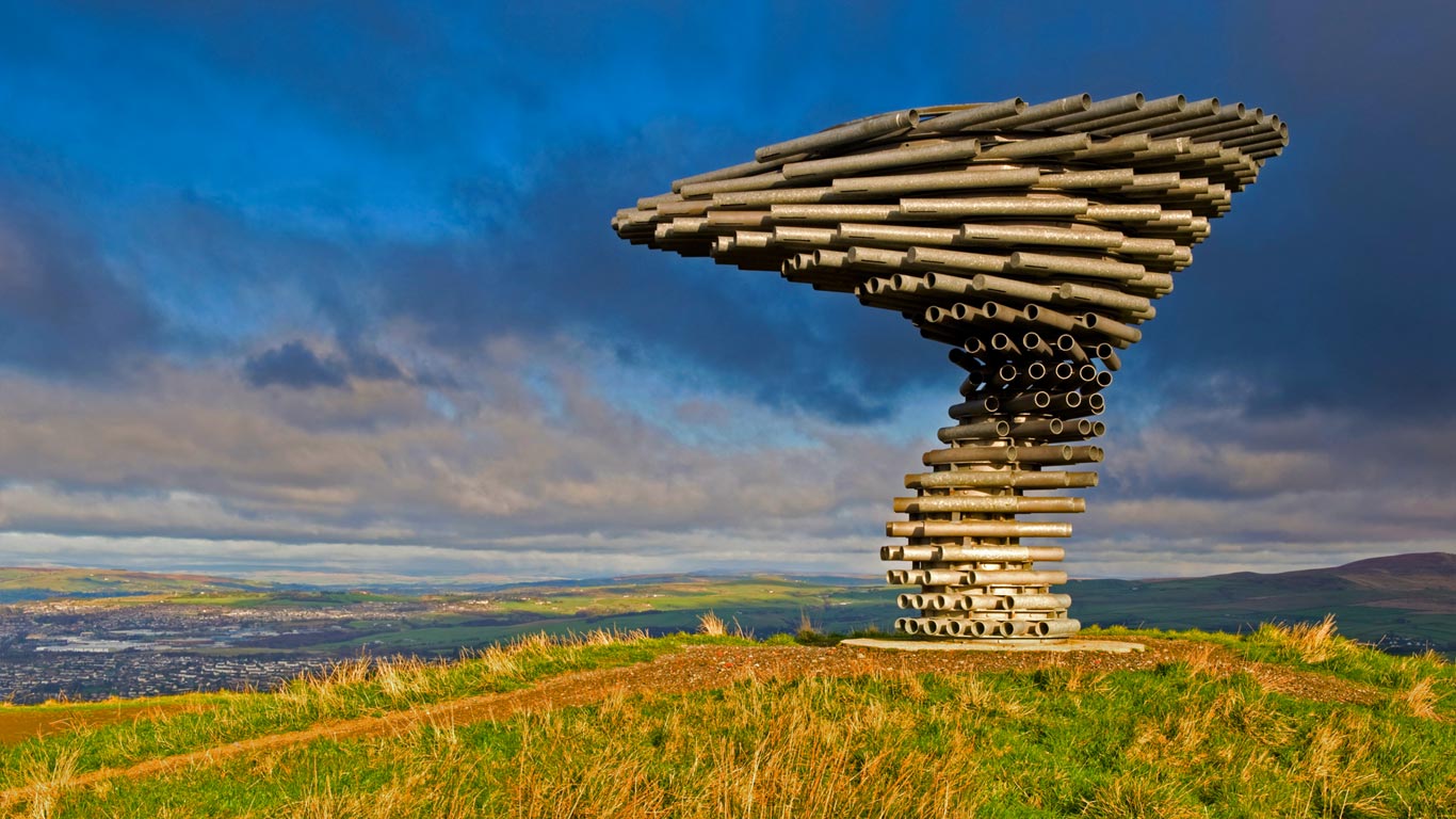 英国，伯恩利歌唱树雕塑的全景 (© Alan Novelli/Alamy)(Bing China)