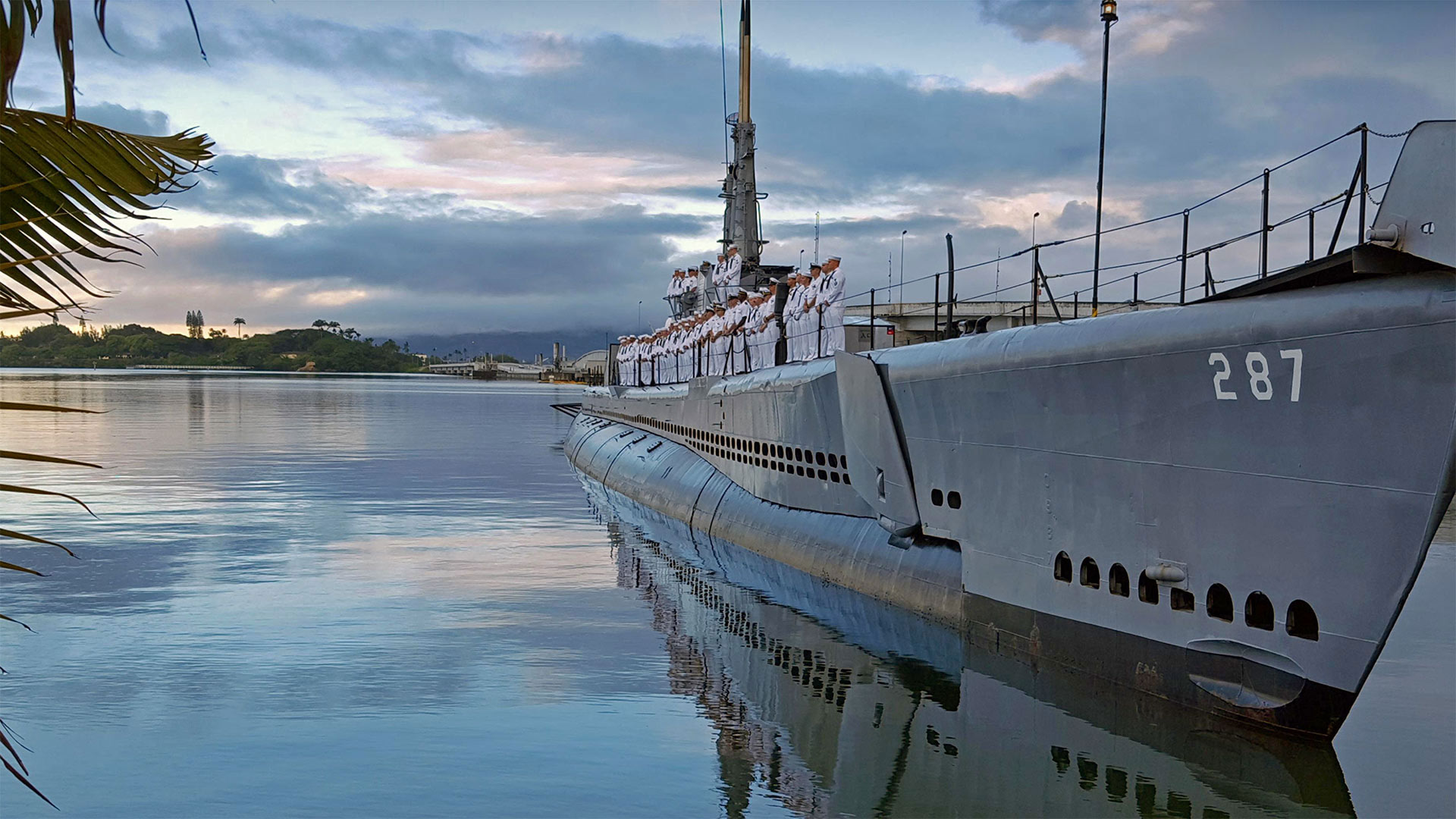 US Navy sailors on the WWII museum ship USS Bowfin in Honolulu, Hawaii (© US Navy Photo/Alamy)(Bing United States)