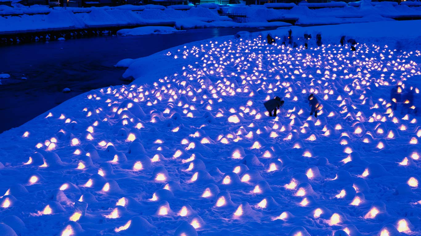 日本横手，为镰仓节(雪屋节)而建的微型雪屋 (© JTB Media Creation, Inc./Alamy)(Bing China)