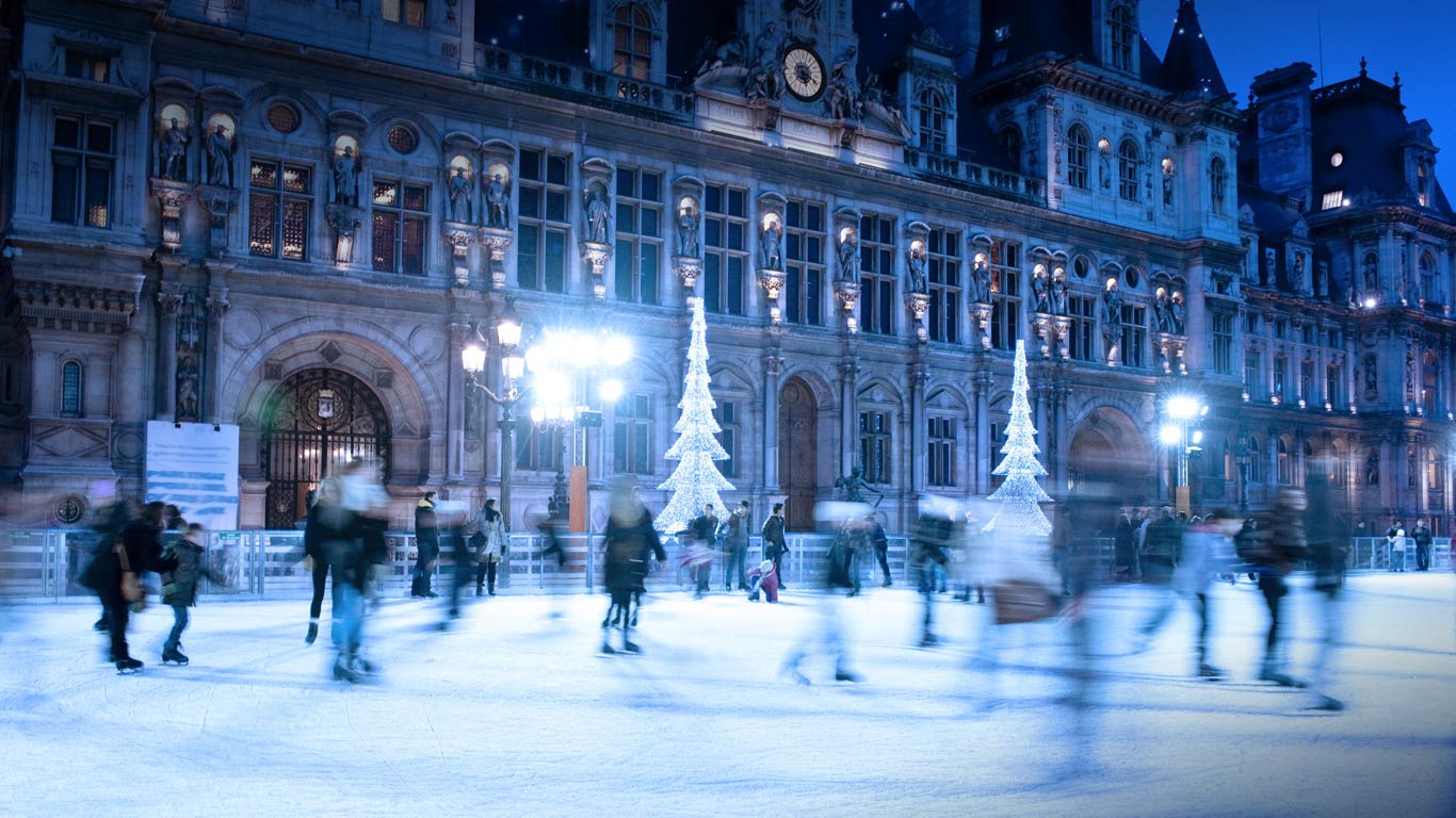 Patinoire devant l’hôtel de ville de Paris, Île-de-France (© Frederic Volkringen/Age Fotostock)(Bing France)