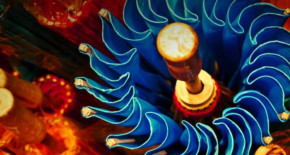 在一片红色阳伞中的蓝色阳伞 (© Lily Chou/Flickr/Getty Images) &copy; (Bing China)