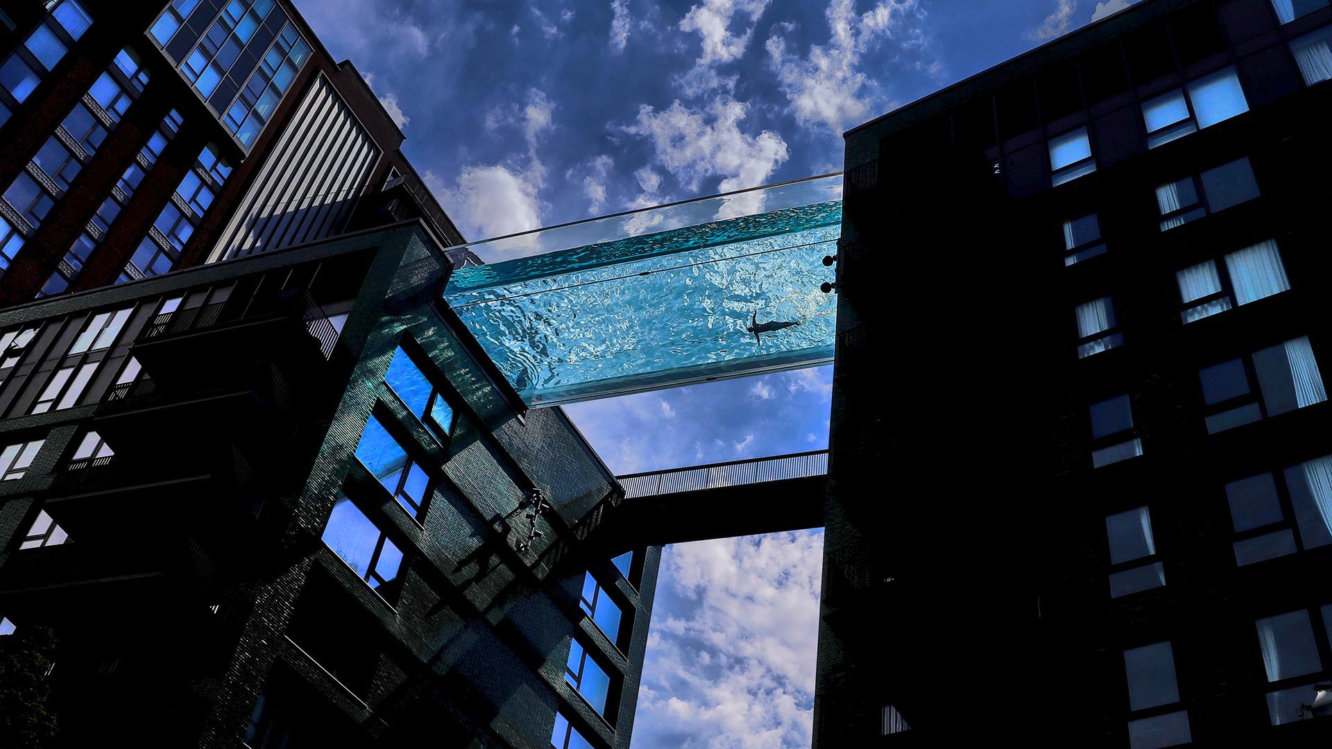 Der Sky Pool in den Embassy Gardens in London, England (© Xinhua News Agency/Getty Images)(Bing Deutschland)