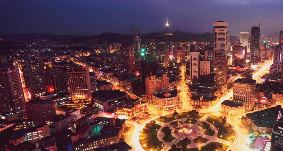 东北冰雪之旅：大连市中山广场灯火通明 --  Jerry Driendl/Stone +/Getty Images &copy; (Bing China)