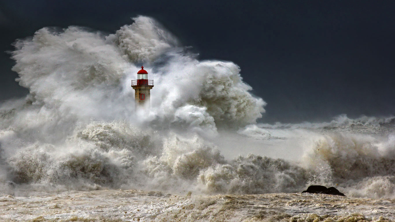 波尔图一个名叫费尔盖拉什的灯塔， 葡萄牙 (© Veselin Malinov/500px)(Bing China)