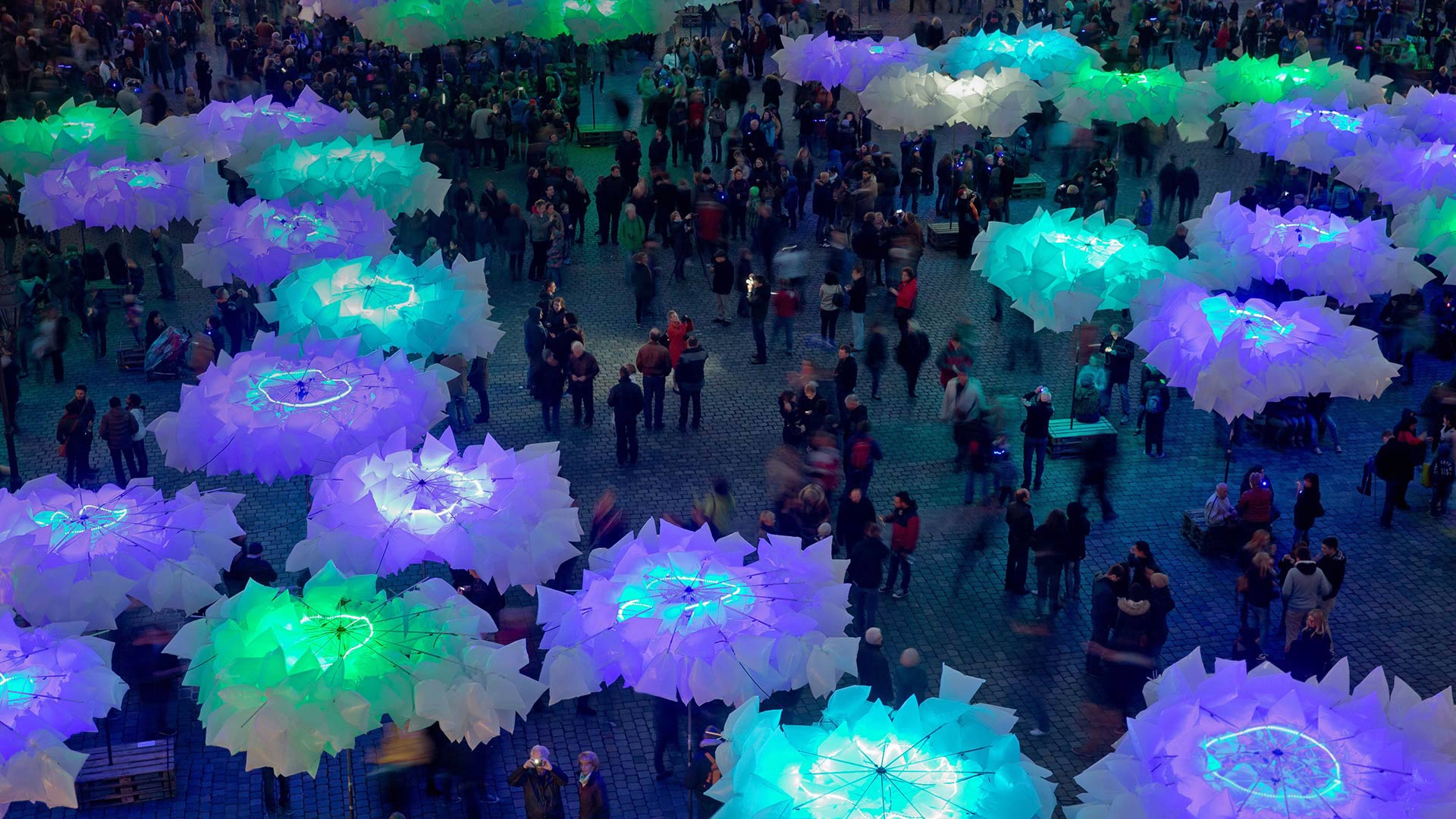 Die Installation „Waldplastik“ während der Blauen Nacht in Nürnberg, Bayern, Deutschland (© Shutterstock)(Bing Deutschland)