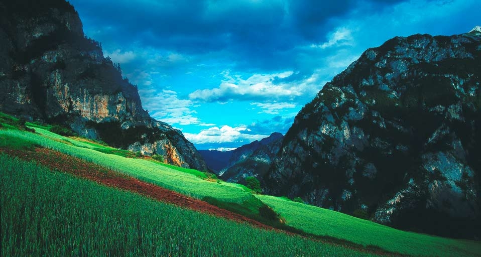 风情云南游：人迹罕至的巴拉格宗大峡谷 -- TAO Images Limited/Tao Images/Photolibrary &copy; (Bing China)