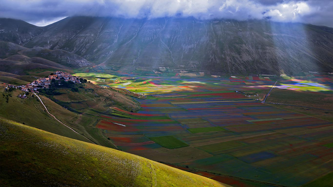 在 Piano Grande平原上的卡斯特卢乔小镇，意大利翁布里亚大区 (© beppeverge/Getty Images)(Bing China)