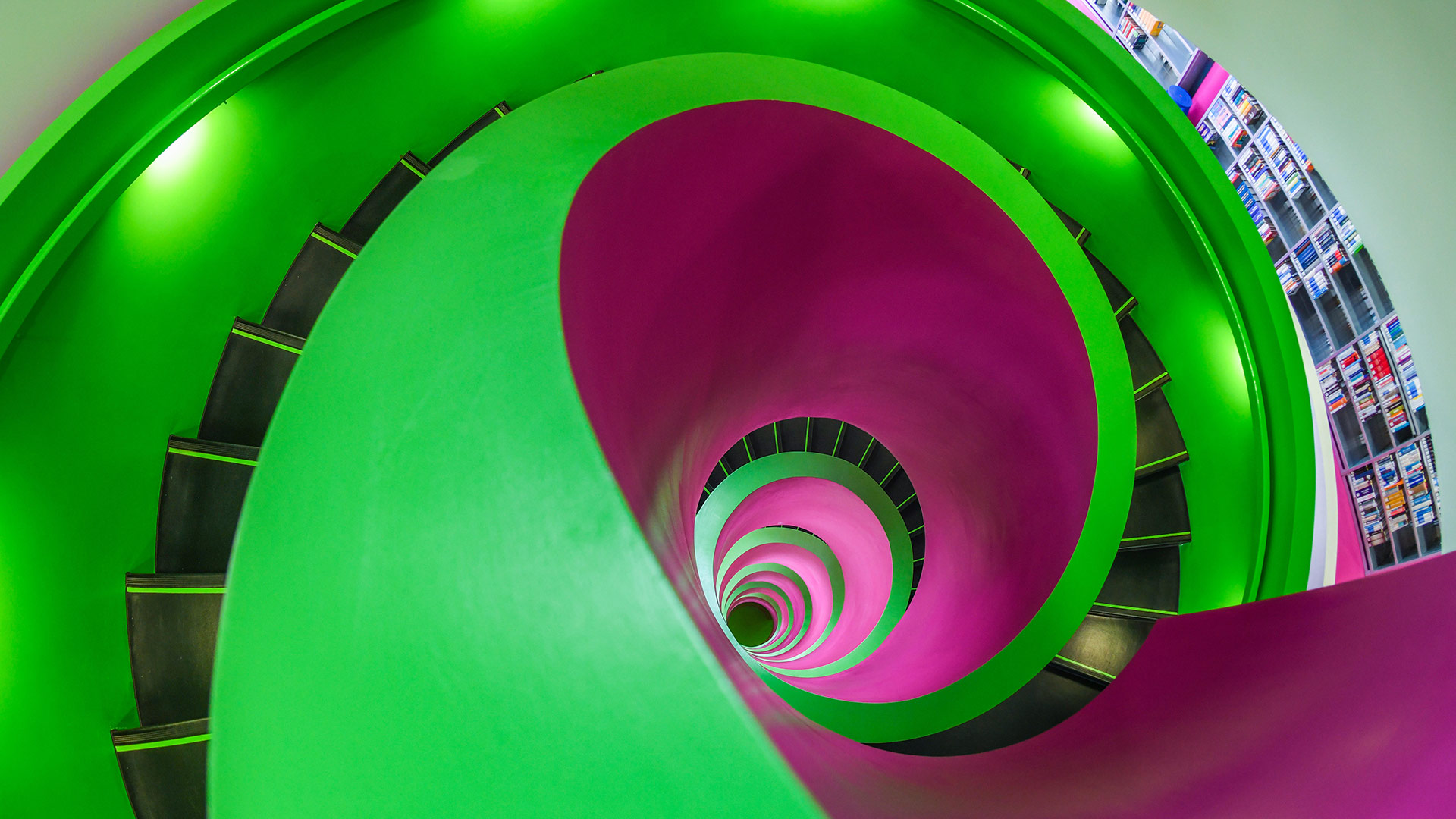Wendeltreppe in der Universitätsbibliothek Cottbus-Senftenberg, Brandenburg, Deutschland (© dpa picture alliance/Alamy Stock Photo)(Bing Deutschland)