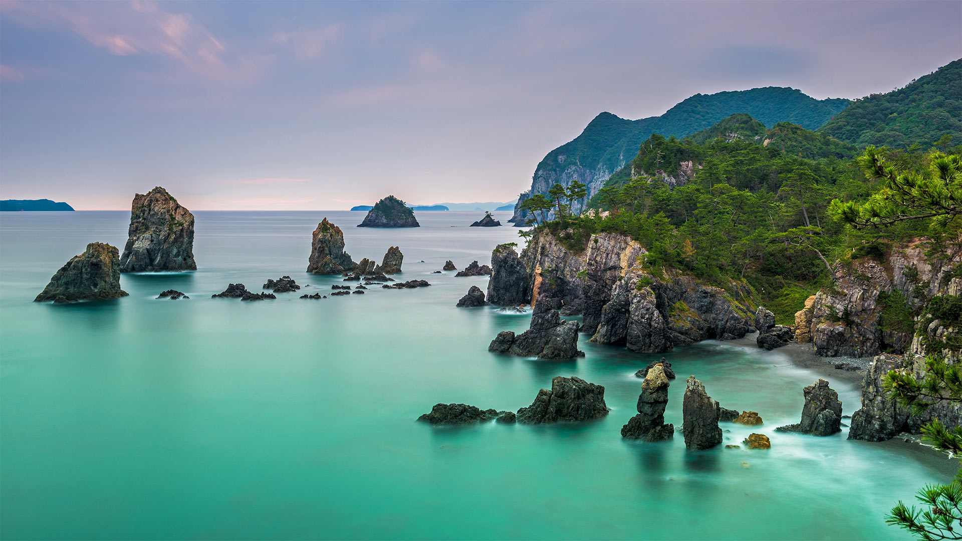 布满奇石的青海岛，日本北长门海岸国定公园 (© Sean Pavone Photo/Adobe Stock)(Bing China)