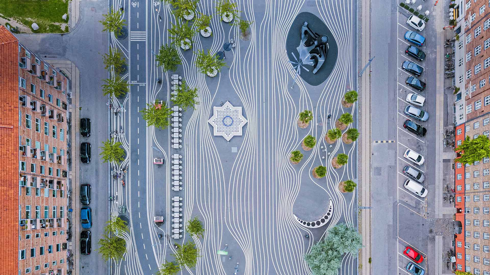 Luftaufnahme des Superkilen Parks im Bezirk Nørrebro in Kopenhagen, Dänemark (© Oliver Förstner/Alamy)(Bing Deutschland)