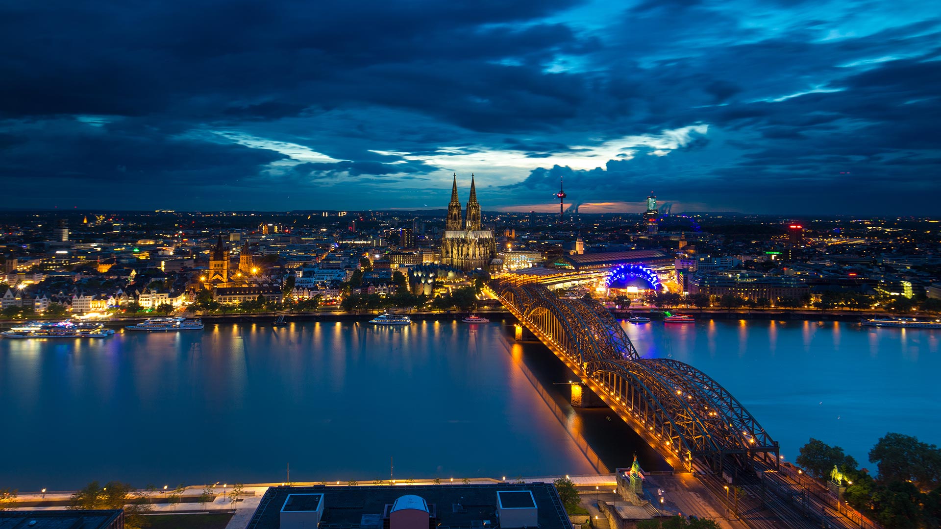 Nächtliche Ansicht der Stadt Köln, Nordrhein-Westfalen (© Tandem Stills + Motion)(Bing Deutschland)