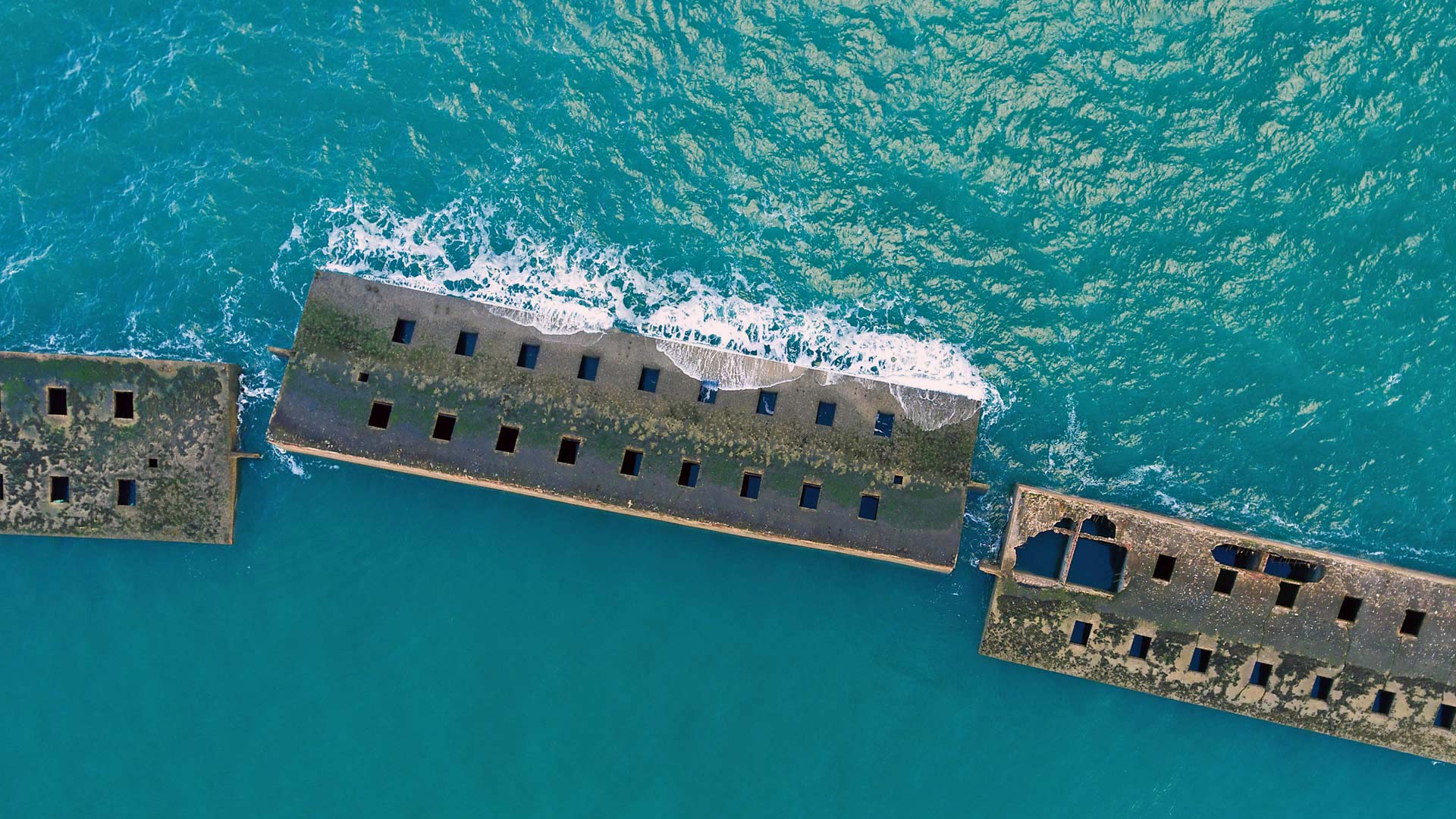 诺曼底入侵后的桑树港遗址，法国诺曼底Arromanches les Bains (© Javier Gil/Alamy)(Bing China)