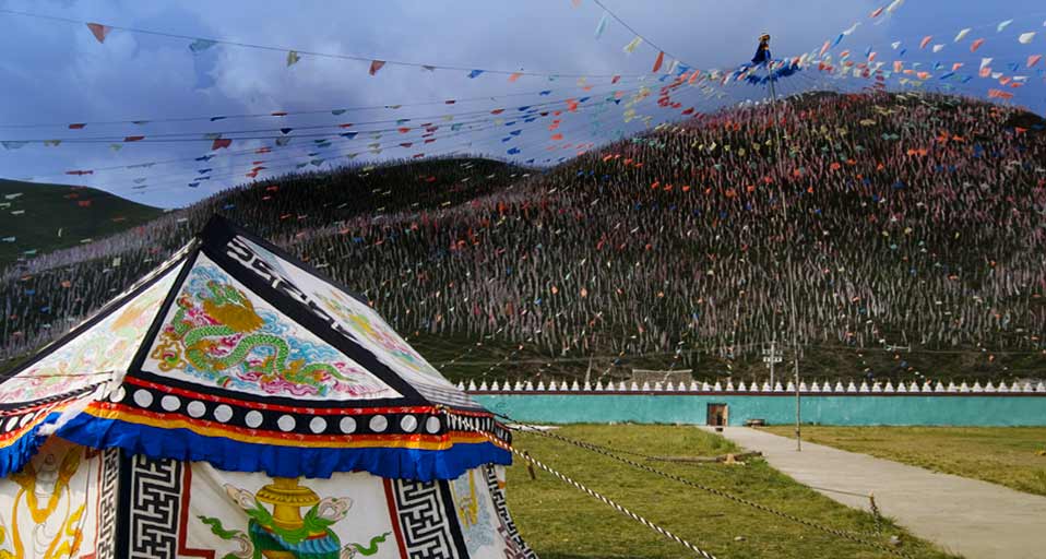 四川塔公草原的帐篷与经幡 (© Robert Harding Picture Library/Superstock) &copy; (Bing China)