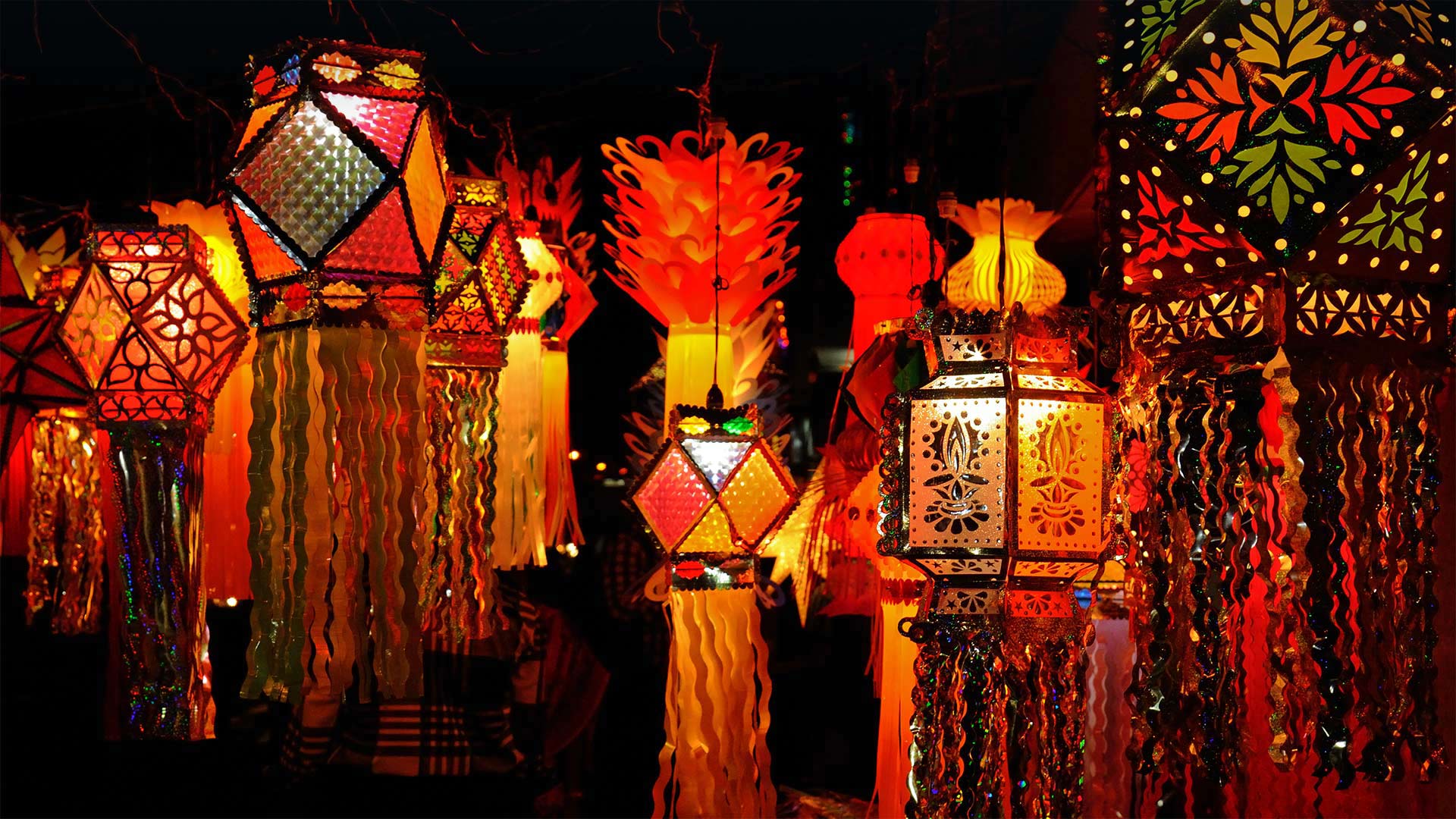 Lanterns illuminated for the Diwali festival, Mumbai, India (© RAMNIKLAL MODI/Shutterstock)(Bing Canada)