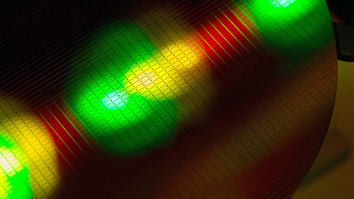 用英飞凌技术批量生产的半导体，菲拉赫，奥地利 (© Krisztian Bocsi/Bloomberg/Getty Images)(Bing China)