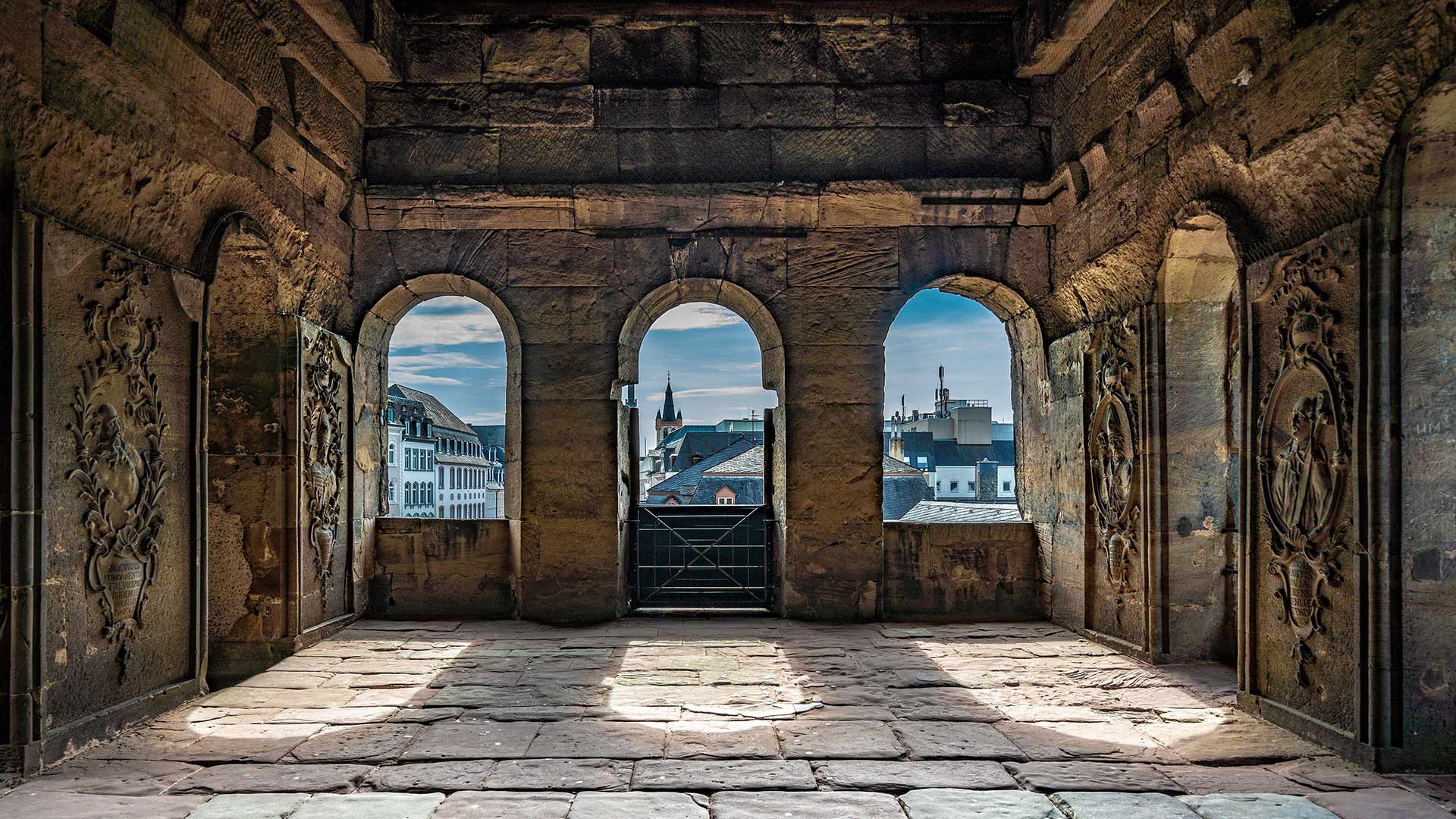 Im Innern der Porta Nigra, Trier, Rheinland-Pfalz (© Stockinasia/Alamy Stock Photo)(Bing Deutschland)