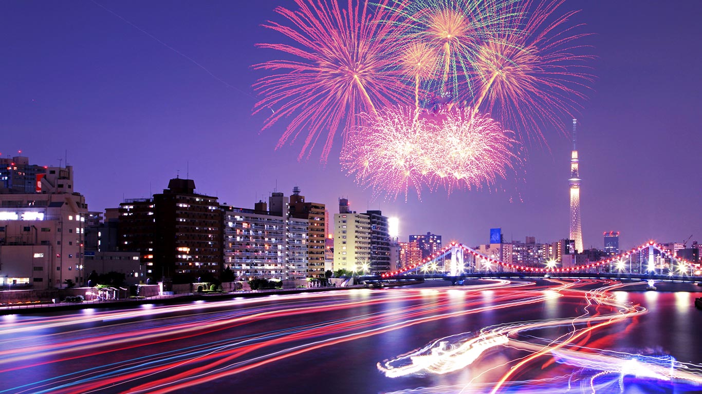 ｢隅田川花火大会｣東京, 隅田川 (© ZhangXun/Getty Images)(Bing Japan)
