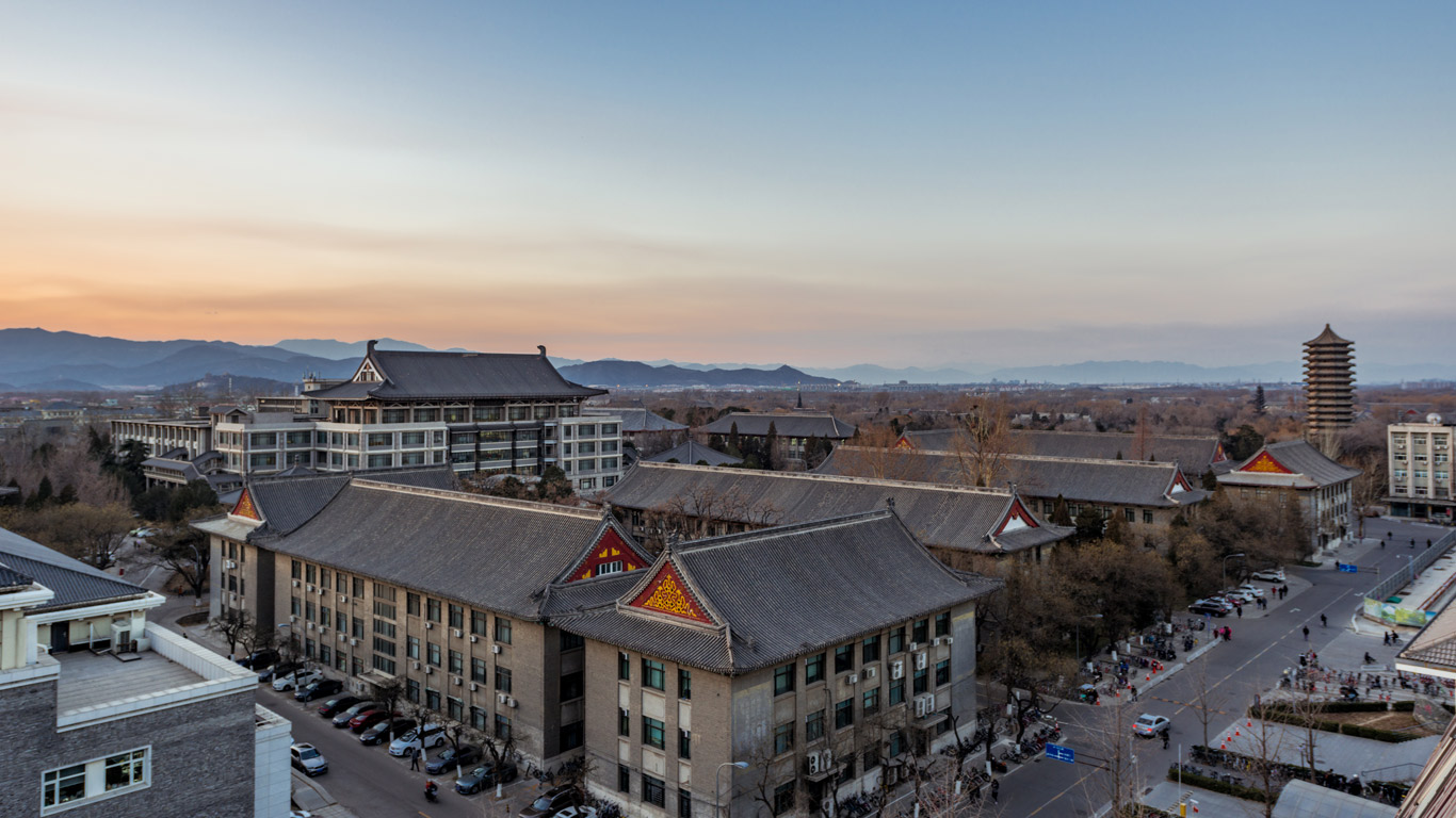 【北京大学120周年校庆】中国最有声望的学府之一北京大学日落时的鸟瞰图（© Dong Wenjie/Getty Images）(Bing China)