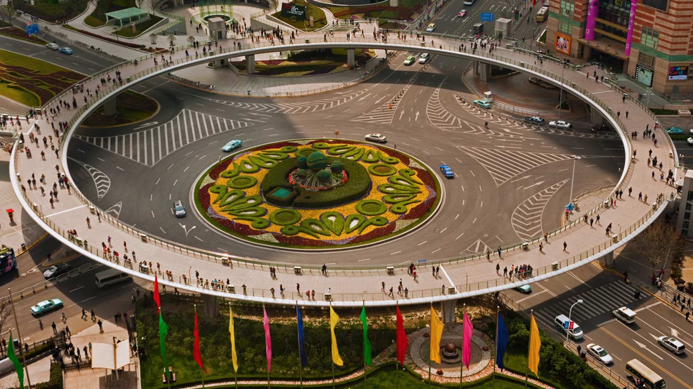上海市陆家嘴区一个过街天桥 (© Mark Harris/Getty Images)(Bing China)