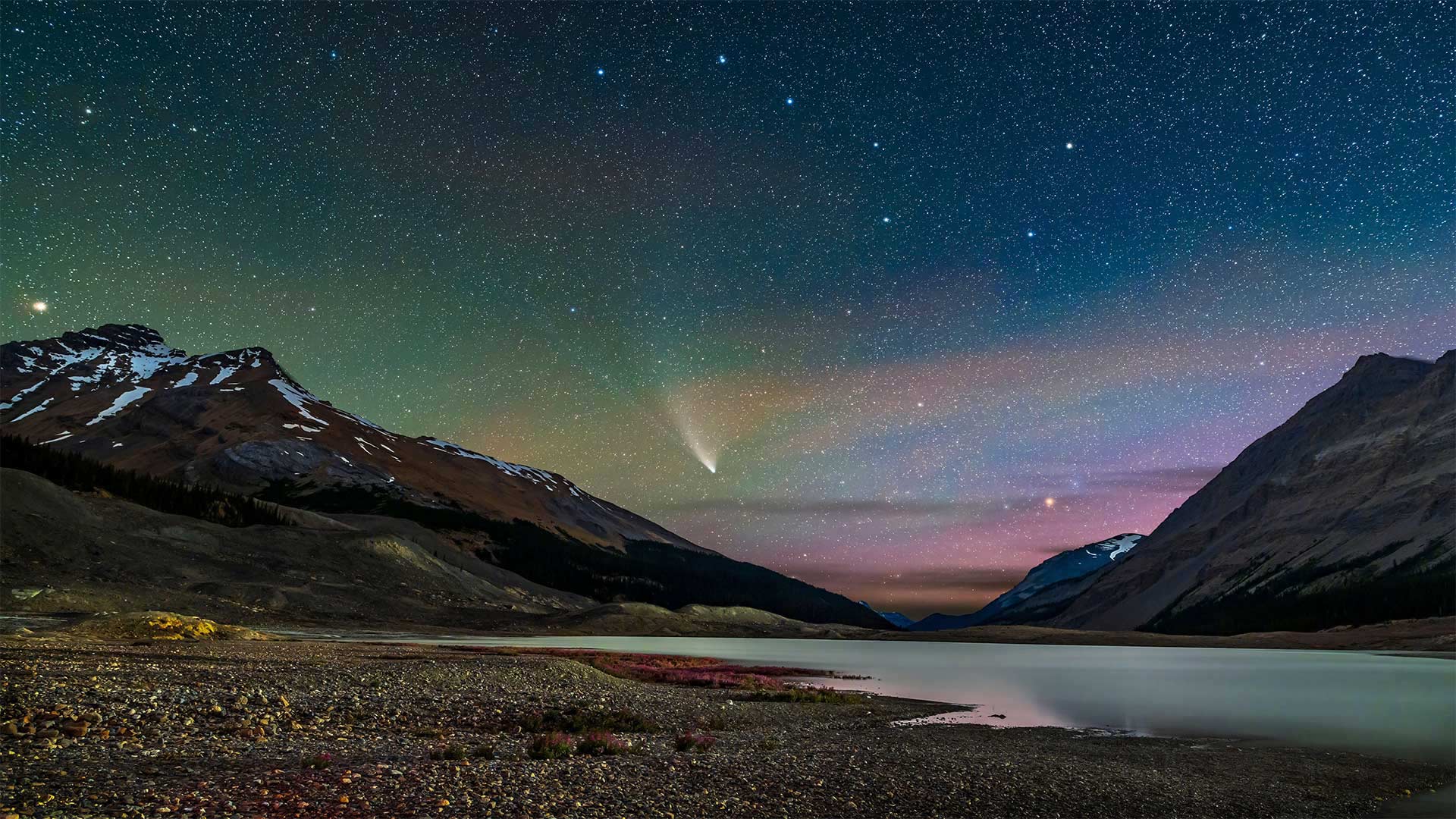 划过湖面上空的新智彗星，加拿大贾斯珀国家公园 (© Stocktrek Images, Inc./Alamy)(Bing China)